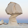 Von umher wehendem Sand geformtes Gestein in Pilzform 