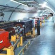 Physikalische Experimente, z.B. solche mit Teilchenbeschleunigern, sind sehr komplex und mit hohem Aufwand verbunden. Sie müssen sorgfältig geplant und ausgewertet werden. Das Foto zeigt den Beschleunigertunnel des CERN in der Schweiz. 