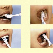 Richtige Zahnputztechnik mit der Zahnbürste 