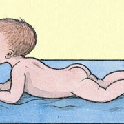 Säugling liegt auf dem Bauch 