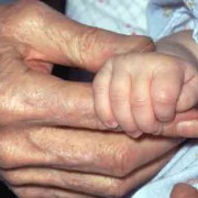 Ältere Hand mit Kinderhand 