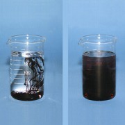 Tinte verteilt sich in Wasser. In warmem Wasser (rechts) erfolgt die Vermischung von Tinte und Wasser wesentlich schneller als in kaltem Wasser (links). 
