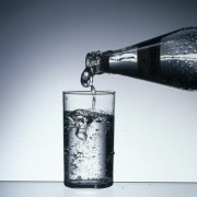 Soda wird für die Herstellung von Gläsern benötigt und ist im Mineralwasser (Sodawasser) enthalten. 