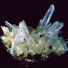 Bergkristall besteht aus Quarz, einer Modifikation von Siliciumdioxid. 