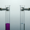 Im Sauren wird violettes Permanganat zu farblosem Mangan(II) reduziert. 