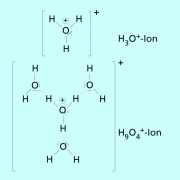 In Wasser werden Protonen immer von Molekülen des Lösungsmittels gebunden. 