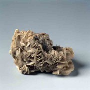 Calcit (Kalkspat) ist ein Mineral, das ebenfalls aus Calciumcarbonat besteht. 