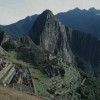 Machu Picchu im Überblick: Oberstadt mit Palast-, Tempelviertel und Sonnenstein links; Unterstadt mit Handwerker-, Wohn- und Speicherviertel rechts; dazwischen der Hauptplatz (Intipampa); im Hintergrund der „Junge Gipfel“ und der „Alte Gipfel“