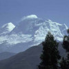 Der Huascaran (6768 m), höchster Berg Perus, in der Weißen Kordillere (Cordillera Blanca)