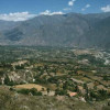 Das intensiv landwirtschaftlich genutzte Tal des Rio Santa und die Schwarze Kordillere (Cordillera Negra), Peru