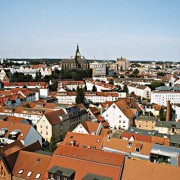Die Innenstadt, die von der Marienkirche überragt wird, zeigt neben erhaltener und restaurierten Altbausubstanz in starkem Maße Gebäude, die nach dem Zweiten Weltkrieg neu errichtet worden sind. 