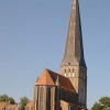 Die St. Petrikirche in Rostock wurde im Zweiten Weltkrieg stark zerstört. In den 1990er-Jahren erhielt sie wieder ihre gotische Turmhaube. 