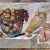 Pompejanischer Maler um 70: Stillleben mit Früchtekorb und Vasen;63–79, Fresko, 108 × 70 cm;Neapel, Galleria Nazionale di Capodimonte. 