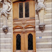 Atlant (links) und Karyatide (rechts) „stützen“ einen Balkon ab. 