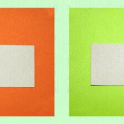 Die Farbwahrnehmung eines Gegenstandes wird durch die Umgebungsfarbe beeinflusst: Die Fotos zeigen ein Stück graues Papier auf unterschiedlichem Hintergrund. 