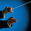 Hände eines Dirigenten mit Dirigentenstock 