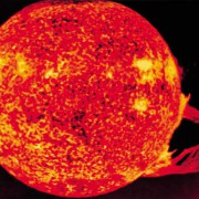 Die Sonne emittiert intensive UV-Strahlung. 