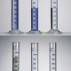 Mischung von Alkohol und Wasser (oben) und Modellexperiment dazu mit Erbsen und Reis (unten) 