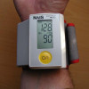 Automatisches Gerät zur Blutdruckmessung am Handgelenk. Angezeigt werden die beiden Blutdruckwerte in Torr oder mm Hg. 