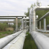 Durch Rohrleitungen wird heißes Wasser vom Heizkraftwerk bis zu den Verbrauchern übertragen und damit Wärme transportiert. 