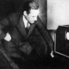 MANFRED VON ARDENNE (rechts) mit dem englischen Fernsehpionier JOHN BAIRD bei der Vorführung einer voll elektronischen Fernsehübertragung (1931) 