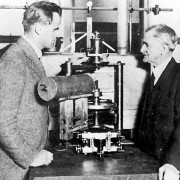 ALBERT ABRAHAM MICHELSON (rechts) führte 1881 in Potsdam erstmals sein berühmt gewordenes Experiment zum Nachweis eines Lichtäthers durch. Das Foto zeigt ihn mit dem von ihm konstruierten Interferometer. 