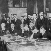 Solvay-Kongress 1911: LORENTZ war Vorsitzender des internationalen Komitees, das die SOLVAY-Kongresse veranstaltete. An diesen Kongressen nahmen ausgewählte Wissenschaftler teil. Auf dem Bild sind z.B. EINSTEIN, RUTHERFORD, M. CURIE und PLANCK zu sehen. 