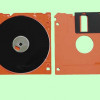 Das Speichermedium bei einer Diskette ist eine sehr dünne Magnetplatte. 